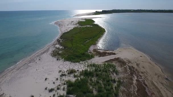 여름에 검은 바다에서 일몰에서 아름 다운 작은 섬 공중 총 — 비디오