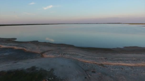 Luftaufnahme einer netten kleinen Insel bei Sonnenuntergang und hellblauem Wasser im Sommer — Stockvideo