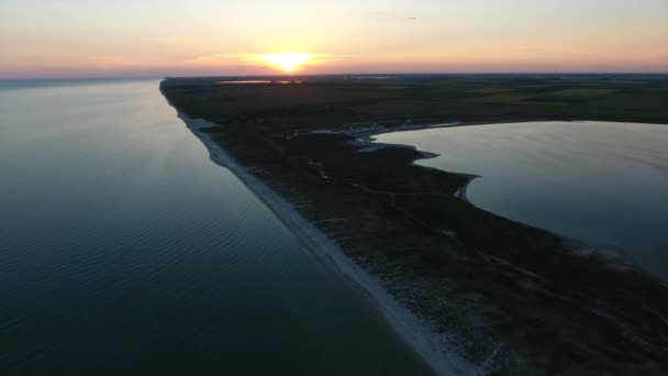 Foto aérea de una espléndida puesta de sol sobre una bonita isla en el Mar Negro en verano — Vídeo de stock