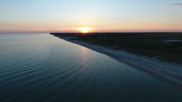 Zdjęcia lotnicze z romantyczny zachód słońca nad mała wyspa na Morzu Czarnym w lecie — Wideo stockowe