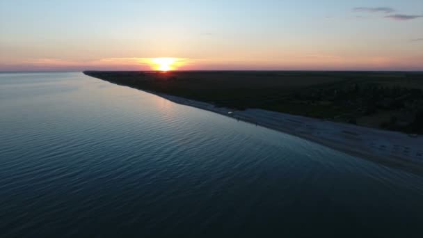 Luftaufnahme einer großen gelben Sonne bei Sonnenuntergang über einer Insel im Schwarzen Meer — Stockvideo