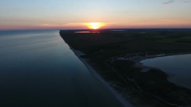 Аэросъемка огромного белого солнца на закате над островом в Черном море — стоковое видео