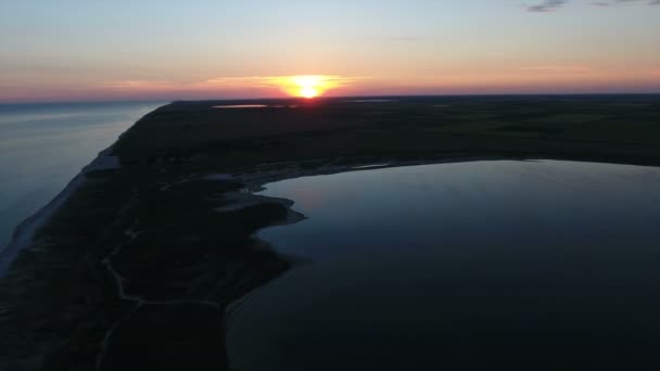 Luchtfoto van een prachtige zonsondergang over een driehoekig eiland in de Zwarte Zee — Stockvideo