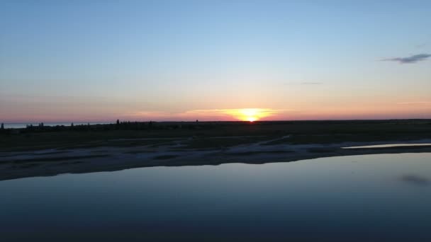 Κεραία βολή της ένα υπέροχο ηλιοβασίλεμα πάνω από τη γραφική ακτή της Μαύρης Θάλασσας το καλοκαίρι — Αρχείο Βίντεο