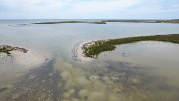 Vue aérienne des îles aux allures de serpent sur le rivage de la mer Noire par une journée ensoleillée 