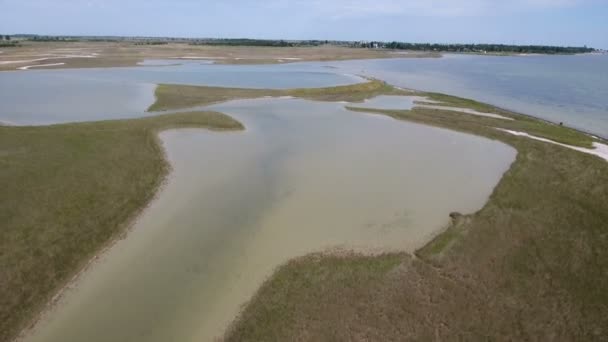 Vue aérienne de la côte de la mer Noire avec des zones humides sauvages et un paysage marin accidenté 
