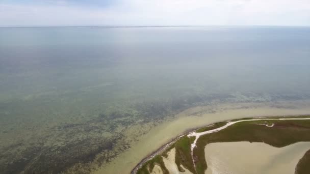 Foto aérea de un espléndido amanecer sobre la pintoresca costa del Mar Negro en verano — Vídeos de Stock