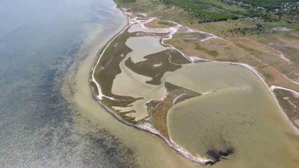 Aeria toma del cardumen del Mar Negro con entradas y humedal al amanecer en verano — Vídeos de Stock