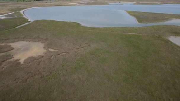Vue aérienne de la côte rugueuse de la mer Noire avec des taches de verdure en été 