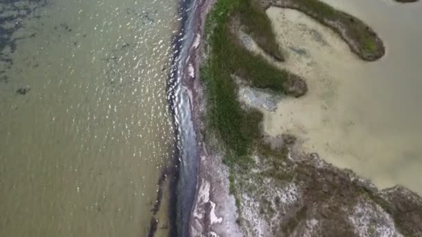 Vue aérienne du littoral sablonneux blanc et violet de la mer Noire en été 