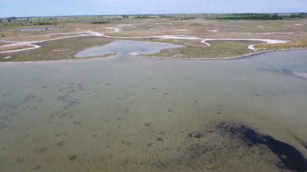 Foto aérea del cardumen del Mar Negro con malezas, costa arenosa, piscinas y humedales — Vídeo de stock