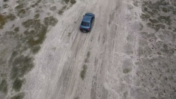 Luftaufnahme eines grünen Autos, das am grünen Feuchtgebiet am Schwarzen Meer entlang fährt — Stockvideo