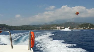 Denizde parasailing teknesi