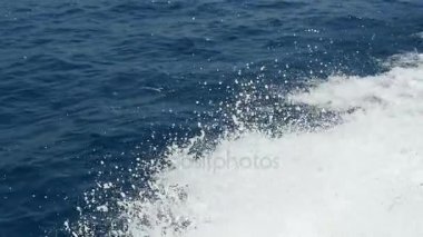  Beyaz sıçrama deniz yüzeyi temizliği olduğu inceliyor.