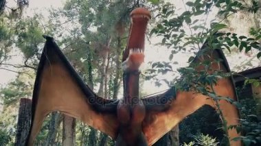 Kemer, Türkiye - 18 Temmuz 2017: Jurassic dönem pterodactyl çocuklar ve yetişkinler onun büyüklüğü ile şaşırtıcı