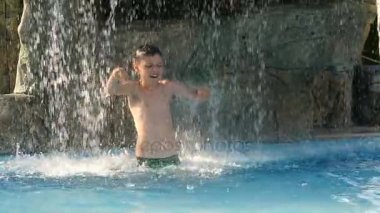 küçük çocuk havuzunda çeşme altında dans bir sıcak yaz gününde büyük bir zevk alıyorum
