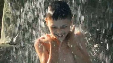 küçük çocuk havuzunda çeşme altında dans bir sıcak yaz gününde büyük bir zevk alıyorum