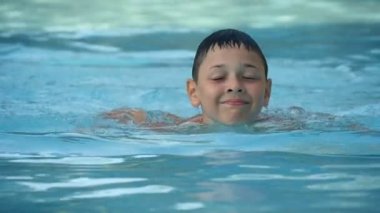 mutlu küçük çocuk havuzu waterpark sıçramasına zevkle