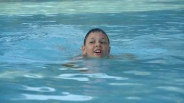 mutlu küçük çocuk havuzu waterpark sıçramasına zevkle