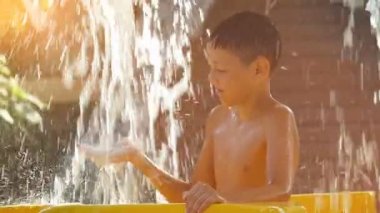  sıcak yaz günü şelale su parkı içinde serin streams altında çocuk soğur
