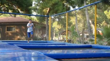 trambolin üzerinde büyük bir mutluluk neşe ile küçük çocuk