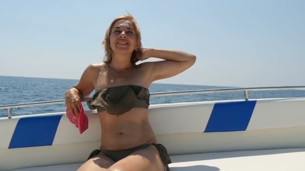 Молода красива жінка на морському човні задоволення — стокове відео