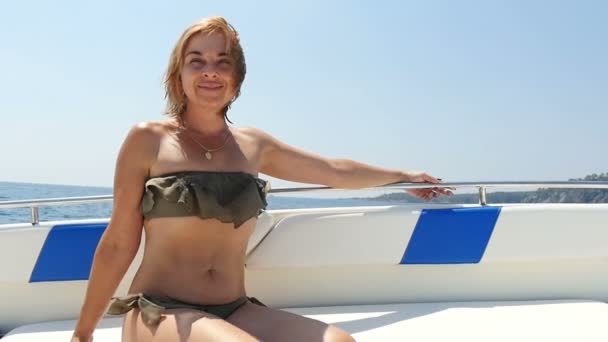 Jovem mulher bonita em um barco de prazer do mar — Vídeo de Stock