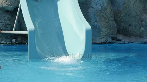 Kemer, Turquia - 18 de julho de 2017: meninos de ótimo humor deslizam pelo parque aquático da colina — Vídeo de Stock