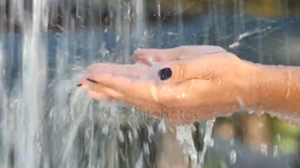 マニキュアを持つ女性の日焼け手キャッチ市泉のスプレー — ストック動画