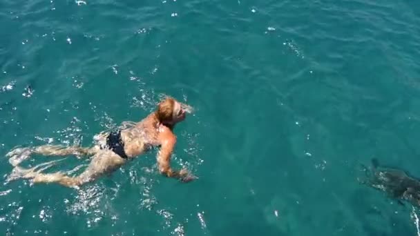 Mladá blond žena plave prsa a úsměvy v Egejském moři v pomalém pohybu — Stock video