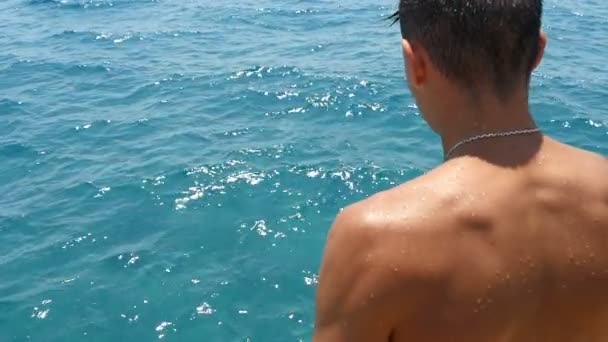 年轻男子潜水作为一根长矛从一个平台到爱琴海慢动作 — 图库视频影像
