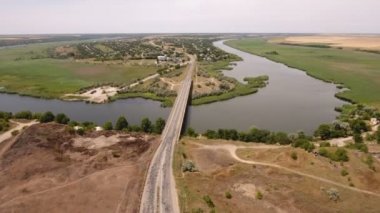 Hava güneşli bir günde Dnipro nehir kapsayan geniş bir köprü kadeh 