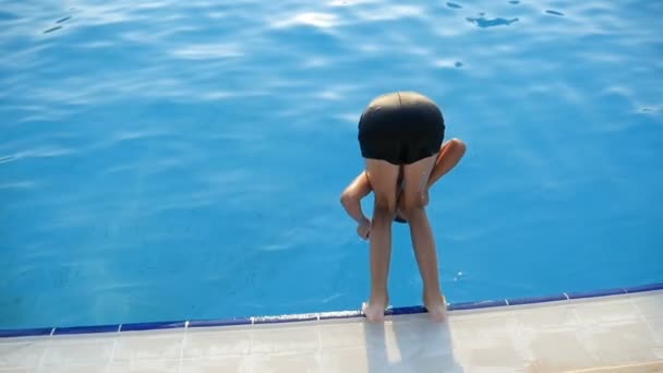 Divertido sommersault es realizado por un valiente chico en un día soleado en verano en slo-mo — Vídeo de stock