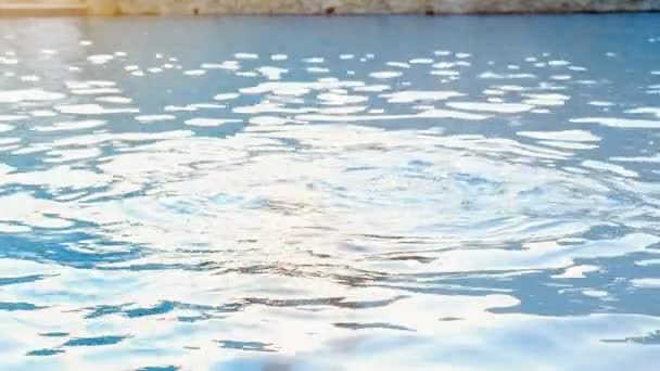 Mladý muž prameny z více než voda v moři za slunného dne v pomalém pohybu — Stock video