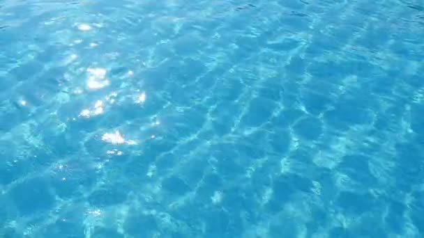 Lekfulla vågor över Middeteranian havet leker med ljusa färgtoner och gnistrar — Stockvideo