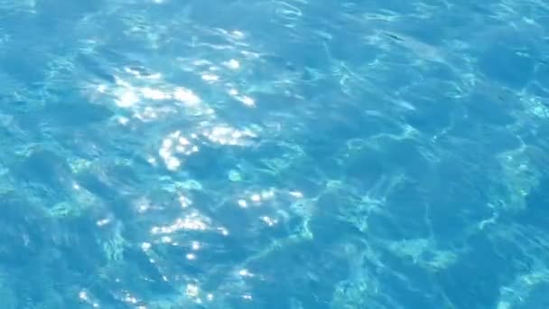 Голубые воды Средиземного моря играют светлыми оттенками и искрами. — стоковое видео