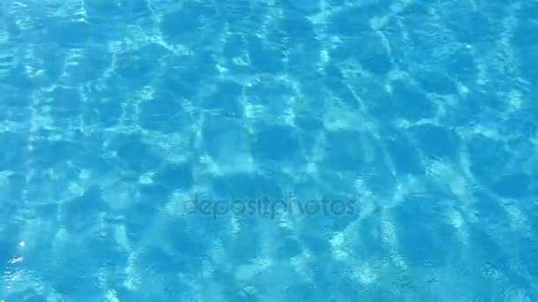 Eaux turquoise de la mer Middeteranian jouant avec des nuances claires et scintillantes 