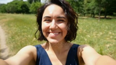 Esmer kız gülümsüyor mutlu neşeli ve yaz slo-mo sola ve sağa döndürme