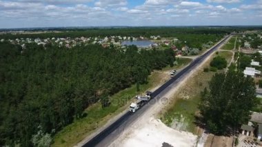 Yaz aylarında yapılan bir siyah lane ile bir modern otoyol reparing in hava atış