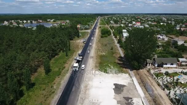 Снимок с воздуха на шоссе, отремонтированном одной черной полосой летом — стоковое видео