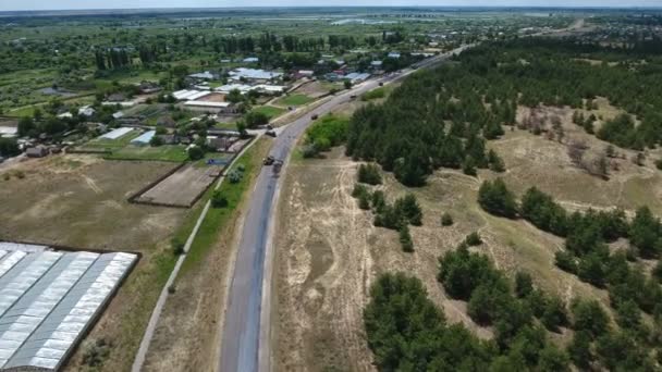 Zdjęcia lotnicze z nowoczesnej autostrady niedaleko Dnipro w lecie — Wideo stockowe