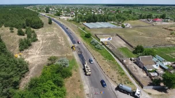 Prise de vue aérienne d'une autoroute perçant, excavant et réparant en été — Video