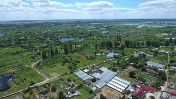 Vista aérea de la cuenca del Dnipro con caminos de campo, casas, invernadero en verano — Vídeos de Stock
