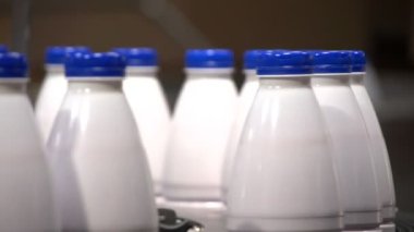 Süt şişelerini modern süt ürünleri tesisi Ukrayna ile taşınan bir zincirleme makara çizgi