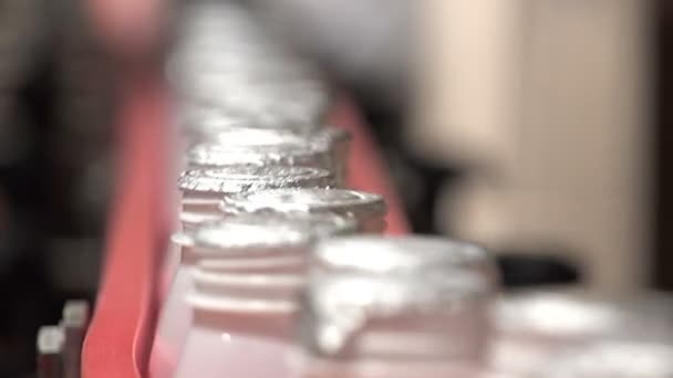 Weiße Kunststoff-Joghurtflaschen in einer Rundum-Sorglos-Fahrt auf neuer Förderlinie — Stockvideo