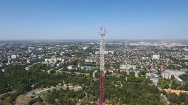 Modern bir Tv Kulesi yüksek binalar ile Dnipro yakasında hava atış