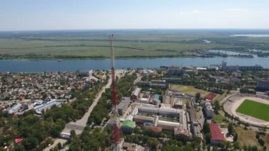 Hava atış binalar ile Dnipro yakasında kırmızı ve beyaz Tv Kulesi