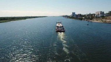 Güney Bug güneşli bir günde hareketli bir uzun habersiz kuş bakışı manzaralar