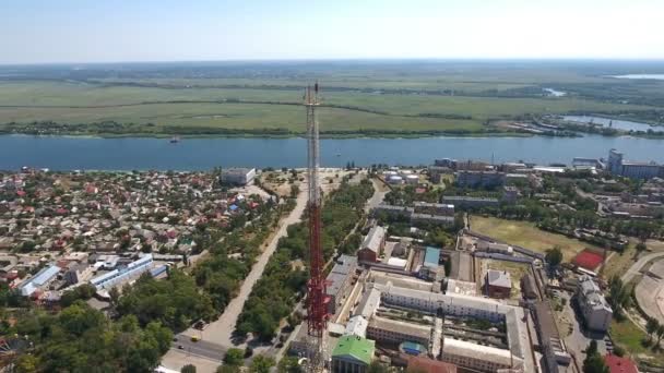 Vista aérea de 180 grados de una torre de televisión en el banco Dnipro con casas alrededor — Vídeo de stock