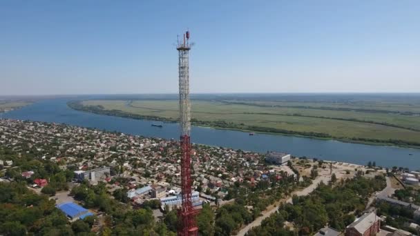 Foto aérea de una torre de televisión alta en el banco Dnipro con edificios modernos alrededor — Vídeo de stock